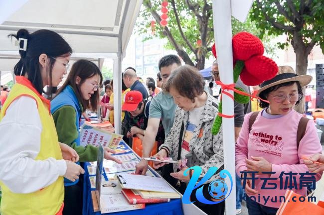 广州初始学雷锋月志愿办事 书香满园陪同长辈