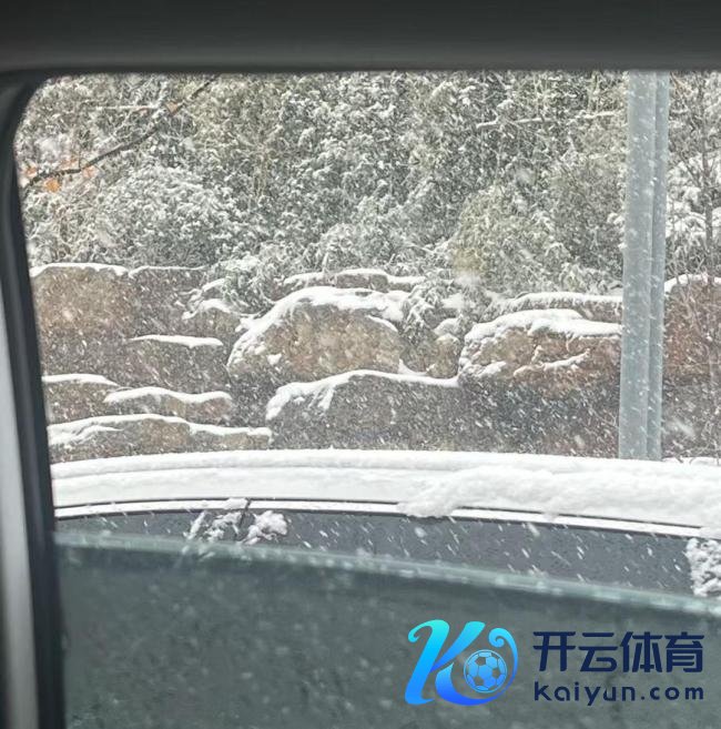 济南暴雪公交被困乘客帮推车