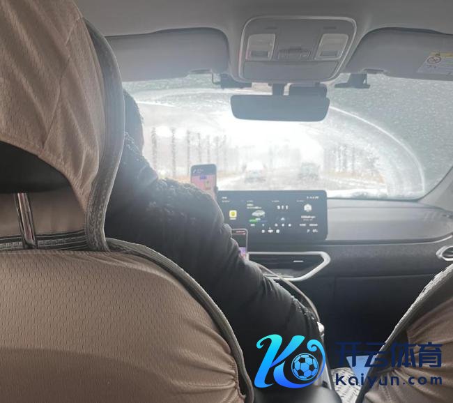 济南暴雪公交被困乘客帮推车 滴滴司机义举暖东说念主心